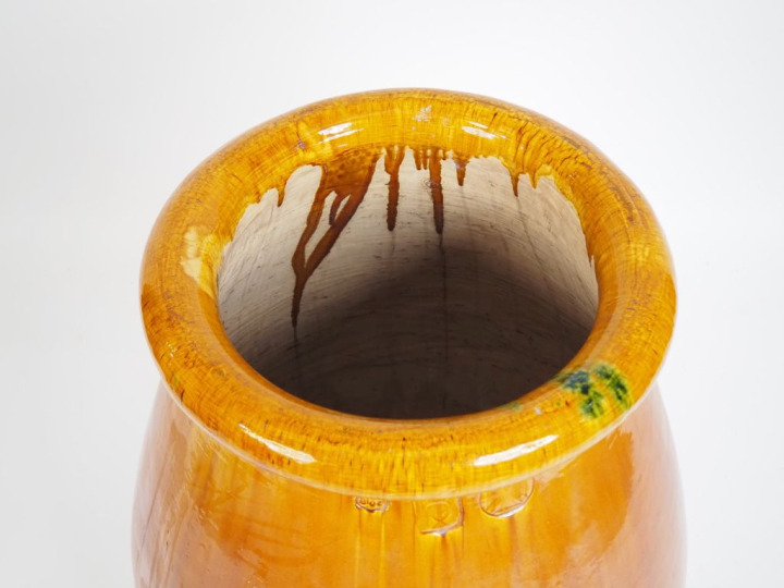 Jarre de jardin en terre vernissée ocre. H. 85 cm