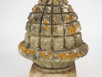 Vente aux enchères Ornement de jardin en pierre sculptée en forme de pigne de pin. H. 50 