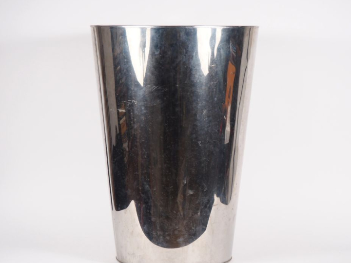 Grand cache pot en tôle argentée. H. 69,5 cm