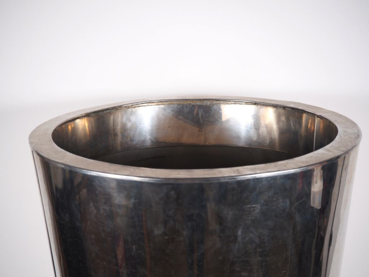 Grand cache pot en tôle argentée. H. 69,5 cm