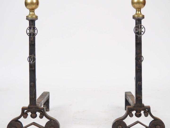 Paires de chenets anciens en fer et bronze. H. 62 cm