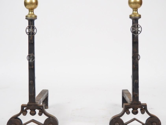 Vente aux enchères Paires de chenets anciens en fer et bronze. H. 62 cm