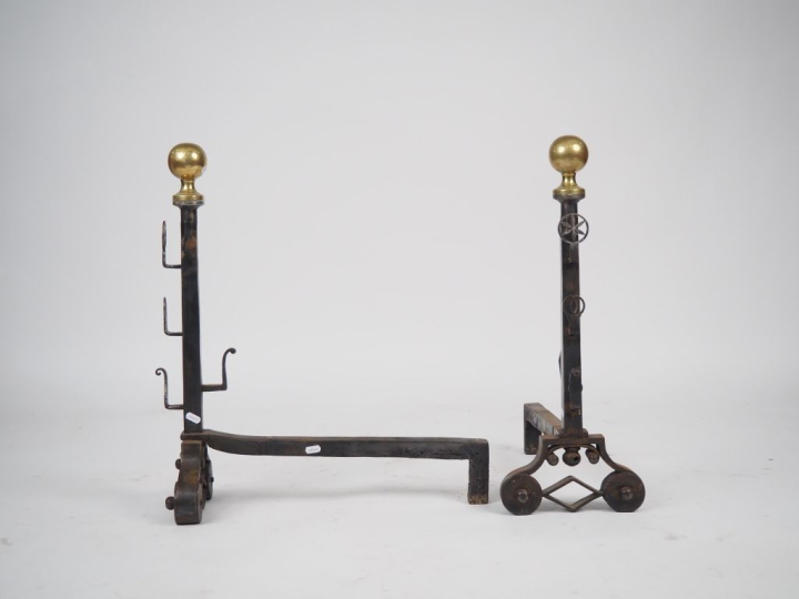 Paires de chenets anciens en fer et bronze. H. 62 cm