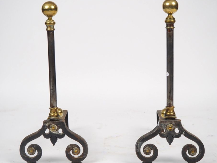Paires de chenets anciens en fer et bronze. H. 56 cm