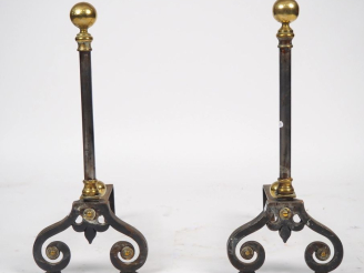 Vente aux enchères Paires de chenets anciens en fer et bronze. H. 56 cm
