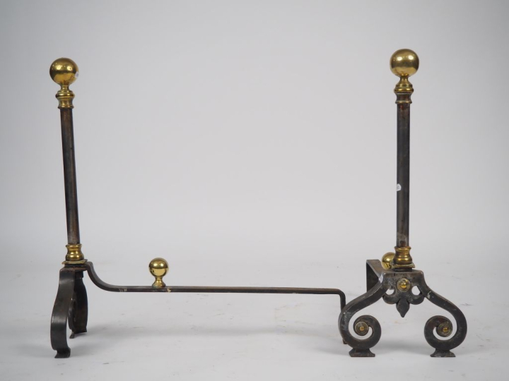 Paires de chenets anciens en fer et bronze. H. 56 cm
