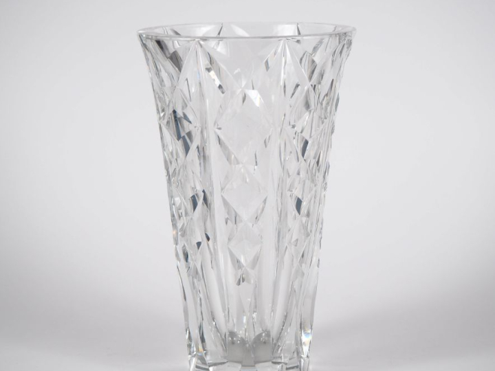 SAINT-LOUIS. Vase en cristal moulé à décor de motifs géométriques. Sig