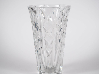 Vente aux enchères SAINT-LOUIS. Vase en cristal moulé à décor de motifs géométriques. Sig