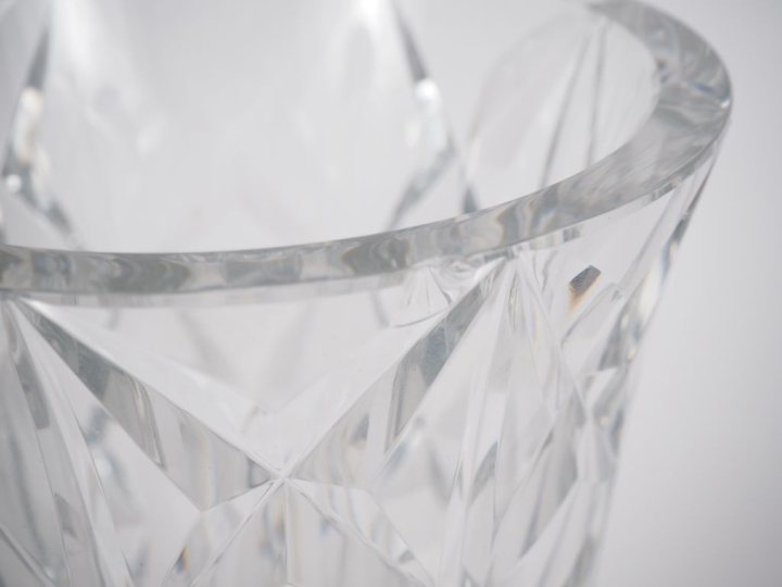 SAINT-LOUIS. Vase en cristal moulé à décor de motifs géométriques. Sig