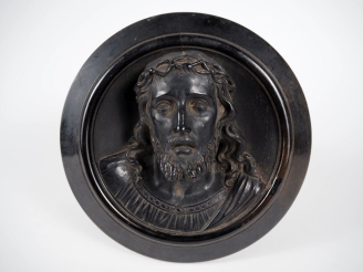 Vente aux enchères Tondo Napoléon III en bakélite "Ecce Homo". Sujet en haut relief. Diam