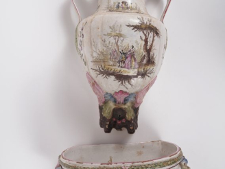 Vente aux enchères LA VEUVE PERRIN (d'après).  Fontaine en faience polychrome à décor de 