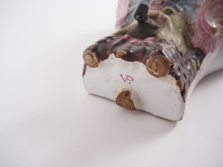 LA VEUVE PERRIN (d'après).  Fontaine en faience polychrome à décor de 