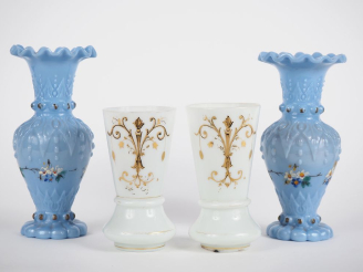 Vente aux enchères Deux différentes paires de vases en opaline blanche et bleue à décor é