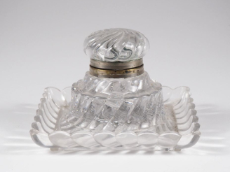 Vente aux enchères BACCARAT. Encrier en cristal moulé, monture en métal argenté. Signé. D
