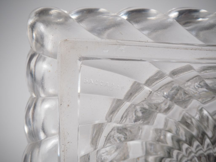 BACCARAT. Encrier en cristal moulé, monture en métal argenté. Signé. D