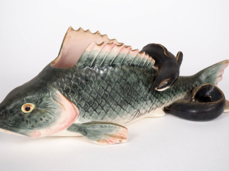 Vente aux enchères Vide-poches en barbotine polychrome figurant deux poissons dont une an