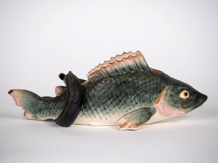 Vide-poches en barbotine polychrome figurant deux poissons dont une an