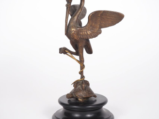 Vente aux enchères Sujet en bronze 1900 sur un socle en marbre noir, "échassier monté sur
