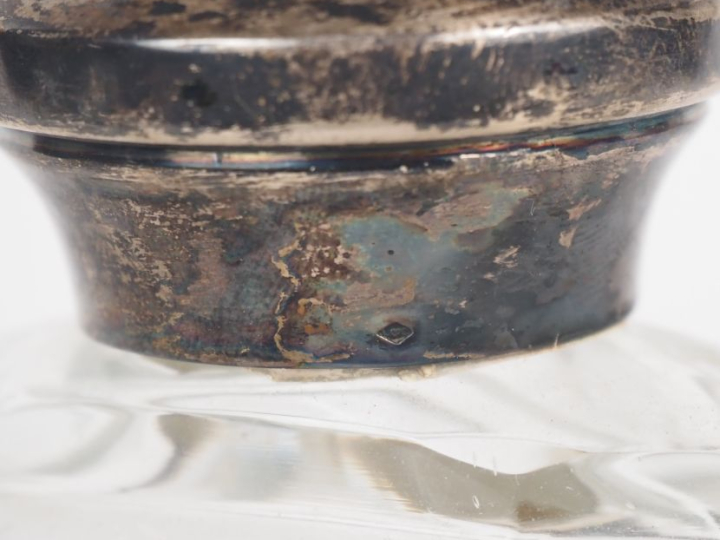 Paire de flacons en cristal taillé, base octogonale, monture en argent