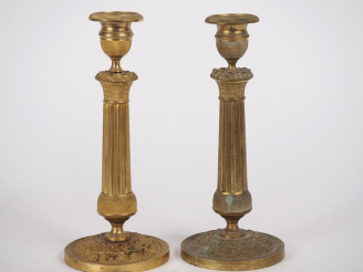Vente aux enchères Paire de bougeoirs de style Louis XVI à décor de pampres, fut cannelé 
