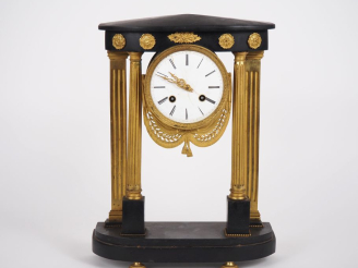 Vente aux enchères Pendule portique Napoléon III de style Louis XVI en bronze et marbre n