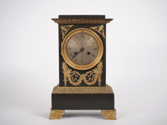 Vente aux enchères Pendule borne Napoléon III en métal et bronze doré à décor de cornes d