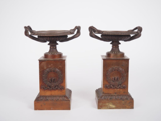 Vente aux enchères Paire de cassolettes XIXème en tôle et bronze cuivré, figurant des cou