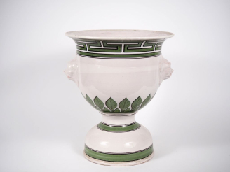 Vente aux enchères Vase Médicis en faience à décor de grecque, de feuilles et de liserés 