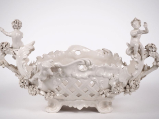 Vente aux enchères Jardinière en porcelaine à décor ajouré et en rondebosse d'amours, de 