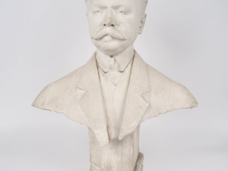Vente aux enchères P. SARTRE.  "portrait d'homme en buste" Platre  Signé H. 67 cm