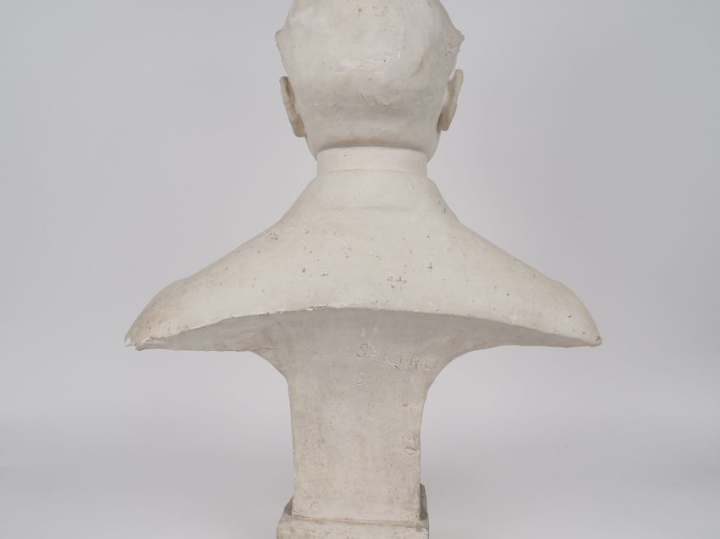 P. SARTRE.  "portrait d'homme en buste" Platre  Signé H. 67 cm