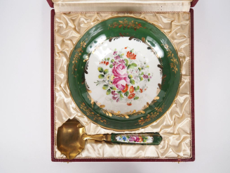 Vente aux enchères Jatte à crème de style Louis XVI en porcelaine polychrome et sa louche