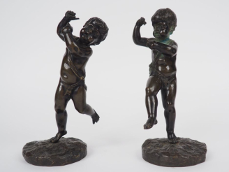 Vente aux enchères Paire de sujets en bronze à patine brune "amours dansant". H. 23 cm et