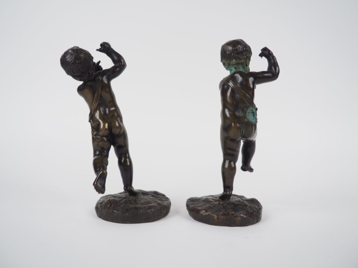 Paire de sujets en bronze à patine brune "amours dansant". H. 23 cm et