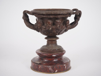 Vente aux enchères Coupe de style antique en bronze, socle à doucine en marbre rouge. H. 