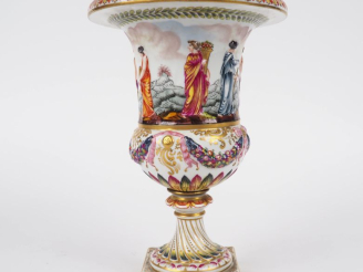 Vente aux enchères Vase en porcelaine de Capodimonte, décor polychrome de scène mythologi