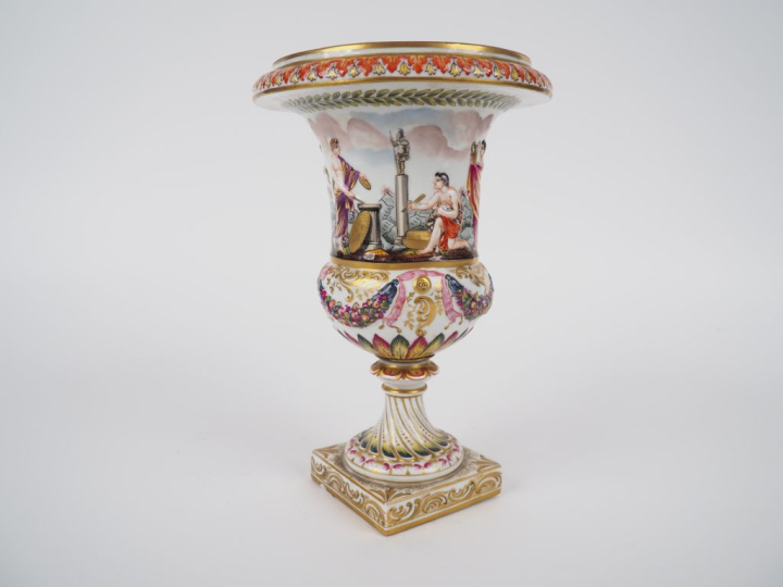Vase en porcelaine de Capodimonte, décor polychrome de scène mythologi