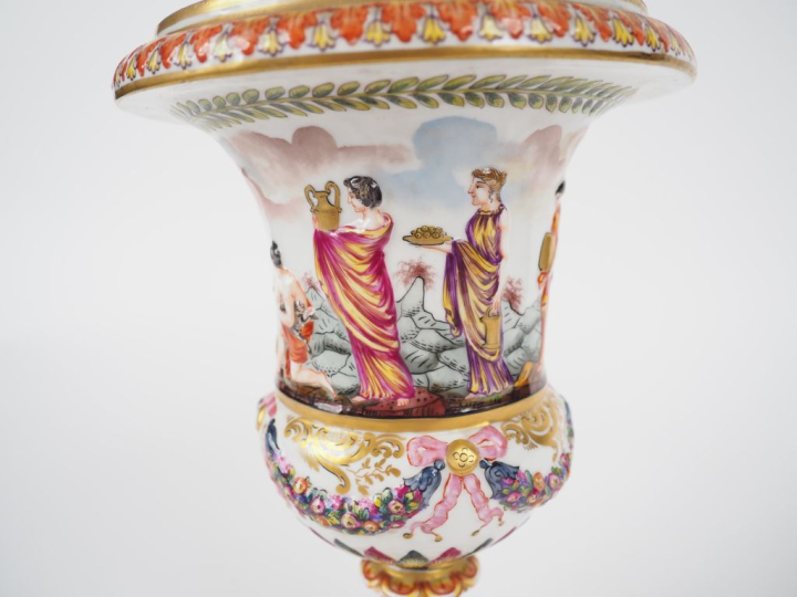 Vase en porcelaine de Capodimonte, décor polychrome de scène mythologi