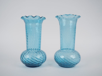 Vente aux enchères Paire de vases 1900 en verre bleu translucide. H. 26,5 cm