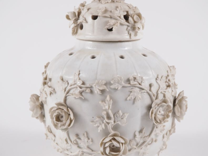 Brûle parfum 1900 en porcelaine blanche de Saxe à décor de feuillage e