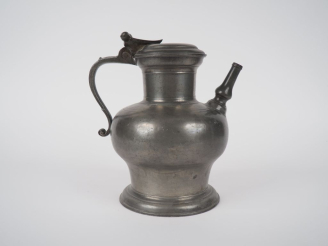 Vente aux enchères Chevrette ancienne en étain, poinçon de la Ville de Toulouse. H. 26,5 