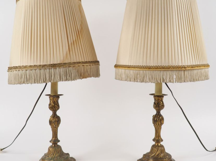 Deux différents bougeoirs de style Louis XV en métal, montés en lampe.