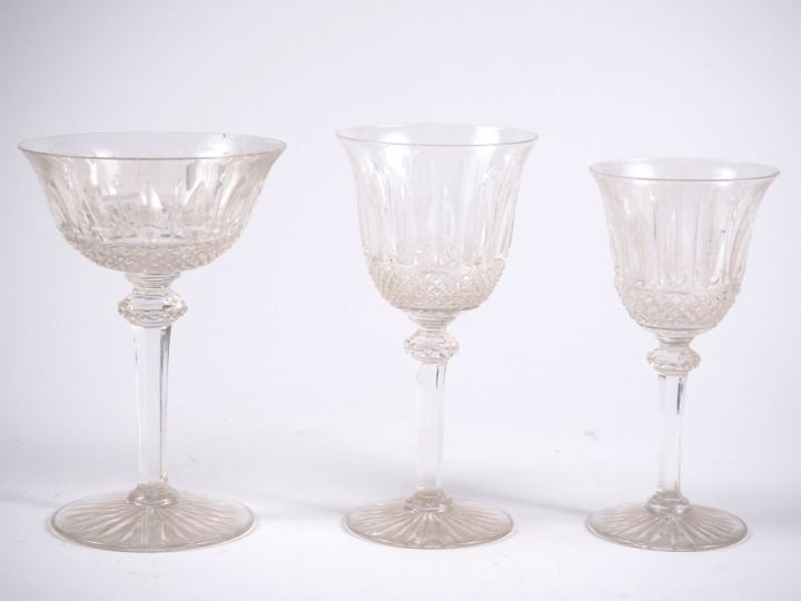 Partie de service de verres en cristal à décor de croisillons comprena
