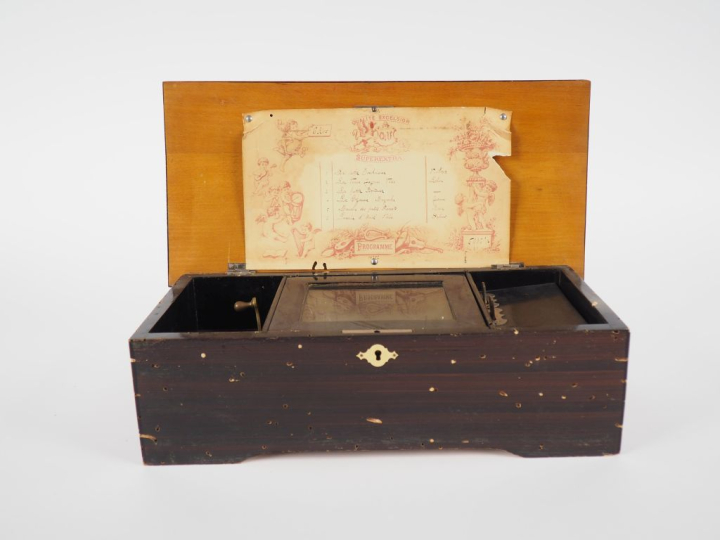 Boîte à musique Napoléon III en bois peint à décor de fleurs polychrom