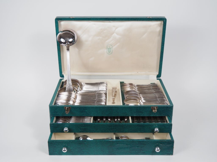 Ménagère métal argenté dans un coffret vert comprenant :  12 grands co