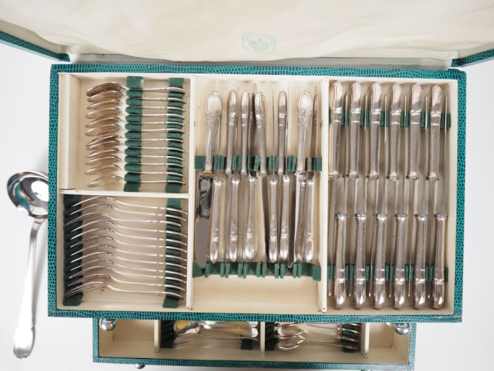 Ménagère métal argenté dans un coffret vert comprenant :  12 grands co