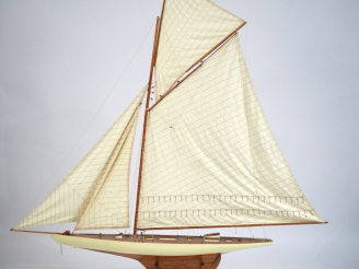 Vente aux enchères Belle maquette de vieux yatch des années 30.  Dim. 165 x 170 cm
