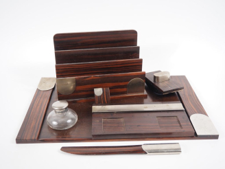 Vente aux enchères Nécessaire de bureau de style Art Déco en placage de palissandre. Comp