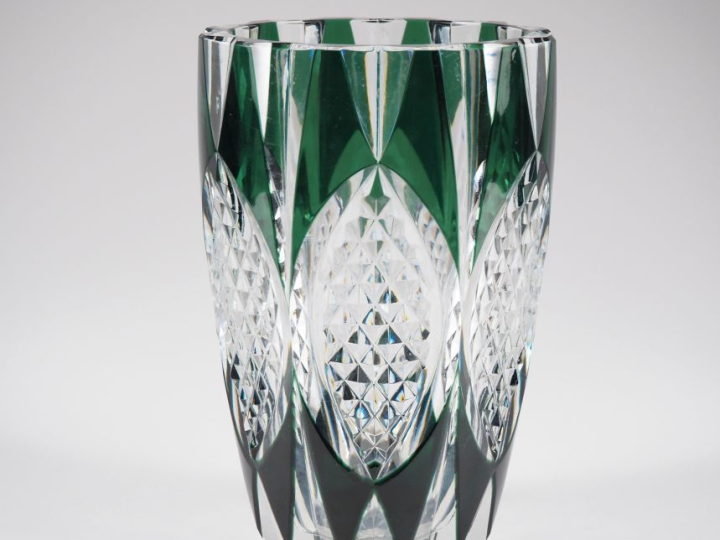 VAL SAINT LAMBERT Vase en cristal bicolore taillé, à décor de croisill