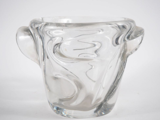 Vente aux enchères DAUM. (?) Vase en cristal. H. 22 cm
